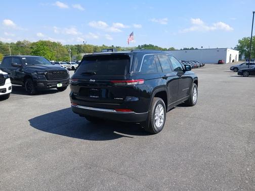 Diamond Black Crystal Pearl-Coat Exterior Paint 2026 Jeep Grand Cherokee Altitude