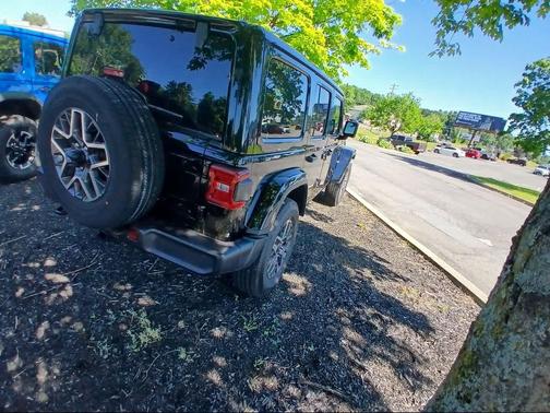 Black Clearcoat 2025 Jeep Wrangler 4-Door Sahara 4x4