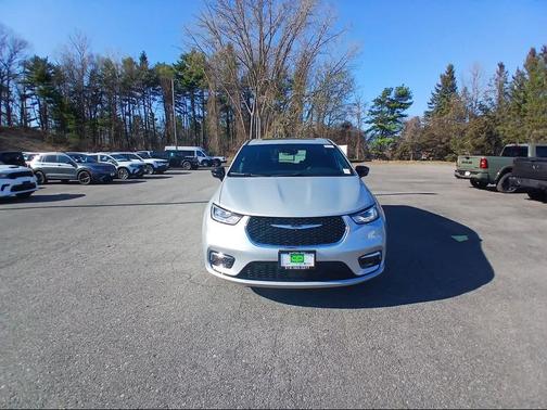Silver Mist Clear-Coat Exterior Paint 2026 Chrysler Pacifica Limited