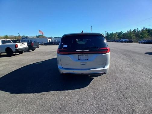 Silver Mist Clear-Coat Exterior Paint 2026 Chrysler Pacifica Limited