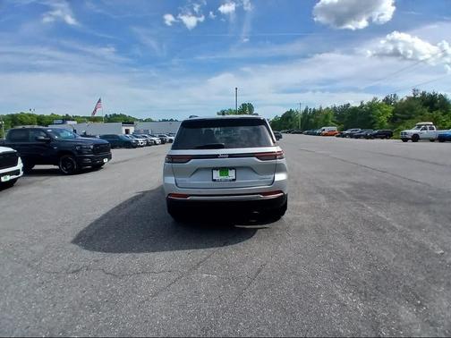 Silver Zynith Exterior Paint 2026 Jeep Grand Cherokee Limited