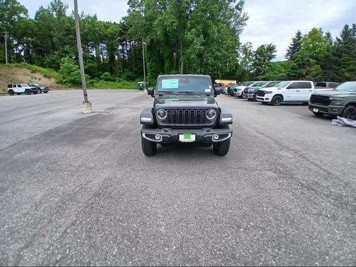 Black Clear-Coat Exterior Paint 2026 Jeep Gladiator Sport S