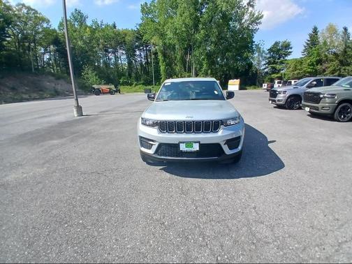 Silver Zynith Exterior Paint 2026 Jeep Grand Cherokee Altitude