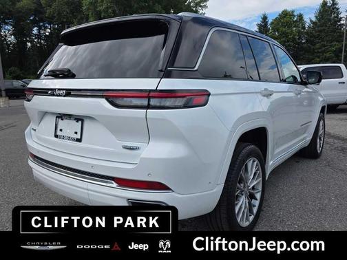Bright White Clearcoat 2023 Jeep Grand Cherokee Summit