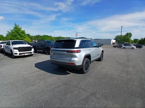 Silver Zynith Exterior Paint 2026 Jeep Grand Cherokee Altitude