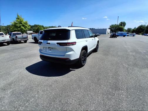 Bright White Clearcoat 2026 Jeep Grand Cherokee L Altitude