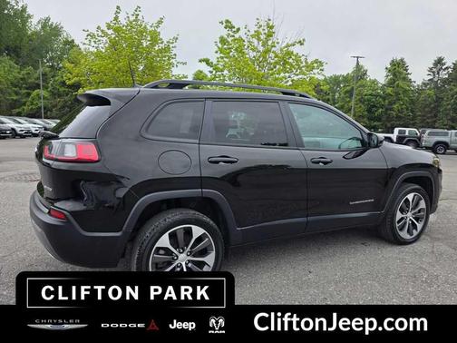 Diamond Black Crystal Pearlcoat 2022 Jeep Cherokee Limited