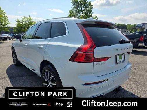 Crystal White Metallic 2021 Volvo XC60 T6 Inscription