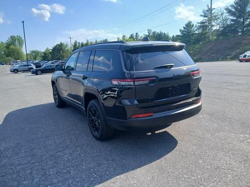 Diamond Black Crystal Pearl-Coat Exterior Paint 2026 Jeep Grand Cherokee Altitude