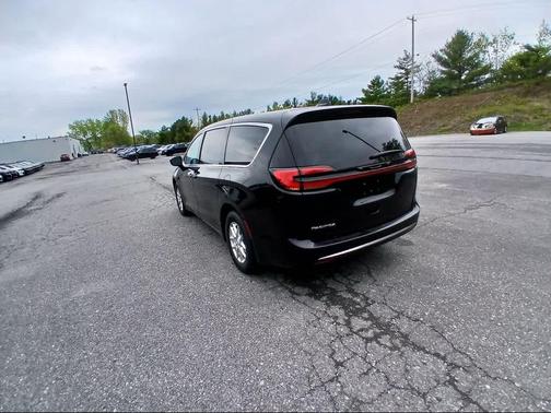 Diamond Black Crystal Pearl-Coat Exterior Paint 2027 Chrysler Pacifica L