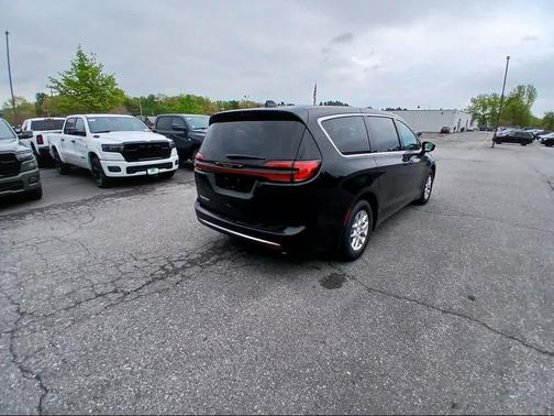 Diamond Black Crystal Pearl-Coat Exterior Paint 2027 Chrysler Pacifica L