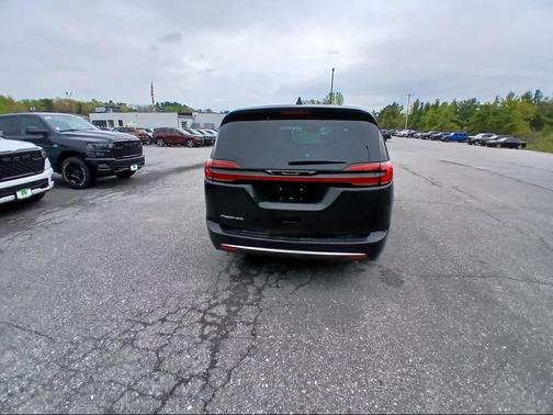 Diamond Black Crystal Pearl-Coat Exterior Paint 2027 Chrysler Pacifica L