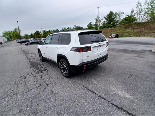 Bright White Clear-Coat Exterior Paint 2026 Jeep Cherokee Laredo 4x4
