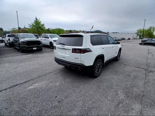 Bright White Clear-Coat Exterior Paint 2026 Jeep Cherokee Laredo 4x4