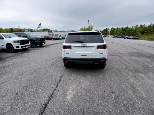 Bright White Clear-Coat Exterior Paint 2026 Jeep Cherokee Laredo 4x4