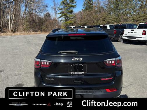 Diamond Black Crystal Pearlcoat 2022 Jeep Compass Trailhawk