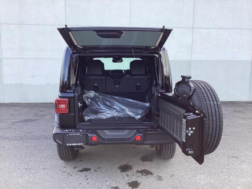 2026 Jeep Wrangler 4-Door Sahara 4x4