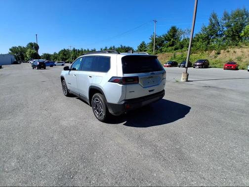 Silver Zynith Clear-Coat Exterior Paint 2026 Jeep Cherokee Laredo 4x4