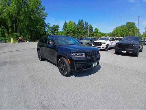 Diamond Black Crystal Pearl-Coat Exterior Paint 2026 Jeep Grand Cherokee Altitude