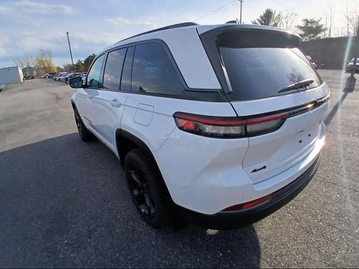 Bright White Clear-Coat Exterior Paint 2026 Jeep Grand Cherokee Limited