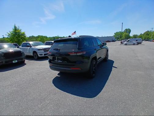 Diamond Black Crystal Pearl-Coat Exterior Paint 2026 Jeep Grand Cherokee Limited