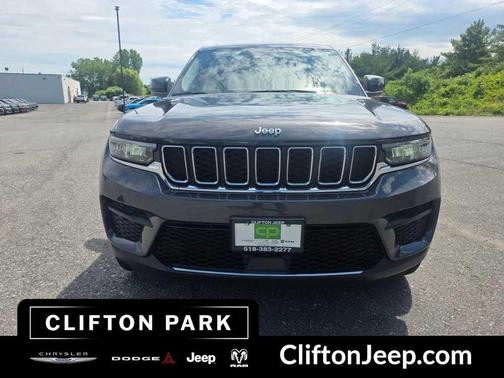 Baltic Gray Metallic Clearcoat 2023 Jeep Grand Cherokee Laredo