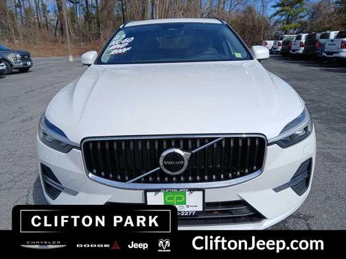 Crystal White Metallic 2023 Volvo XC60 B5 Core