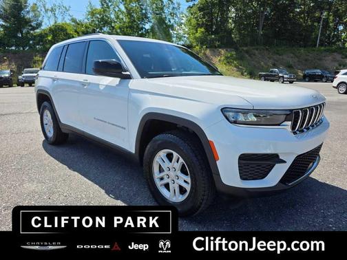 Bright White Clearcoat 2024 Jeep Grand Cherokee Laredo