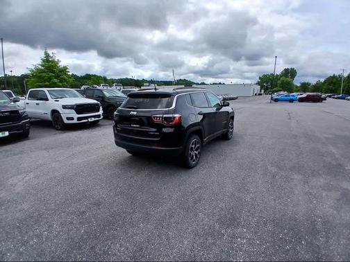 Diamond Black Crystal Pearl-Coat Exterior Paint 2026 Jeep Compass Limited