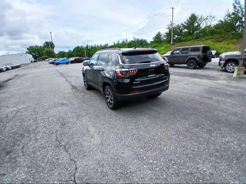 Diamond Black Crystal Pearl-Coat Exterior Paint 2026 Jeep Compass Limited