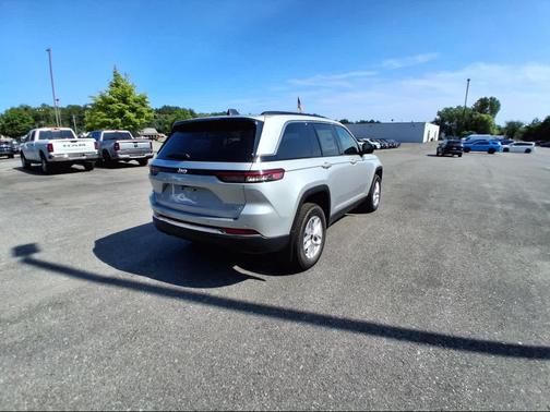 Silver Zynith Exterior Paint 2026 Jeep Grand Cherokee Laredo