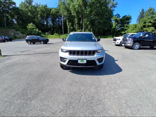 Silver Zynith Exterior Paint 2026 Jeep Grand Cherokee Laredo