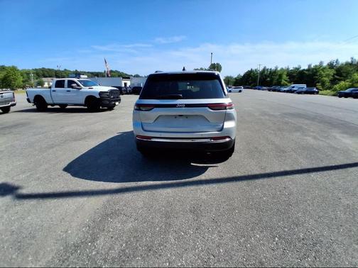 Silver Zynith Exterior Paint 2026 Jeep Grand Cherokee Laredo