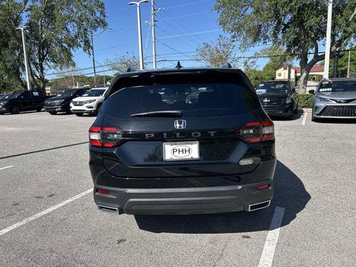 2023 Honda Pilot 2WD Sport