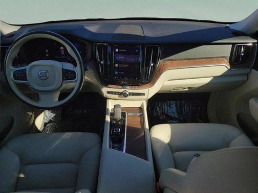 2022 Volvo XC60 B5 Momentum