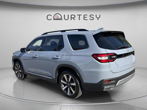 Sonic Gray Pearl 2023 Honda Pilot Touring
