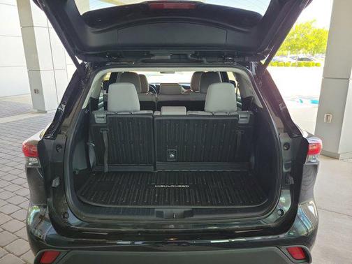2024 Toyota Highlander LE