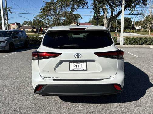 2022 Toyota Highlander LE