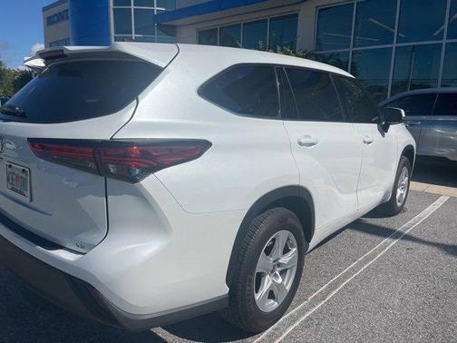 2022 Toyota Highlander LE