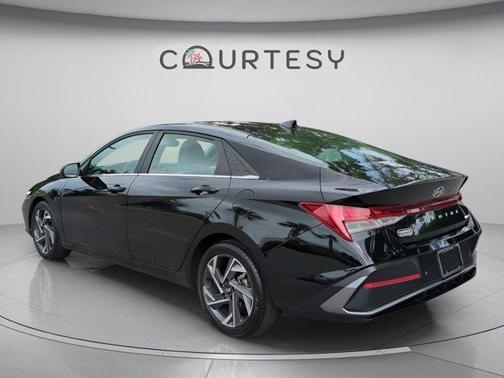 Black 2024 Hyundai ELANTRA Limited