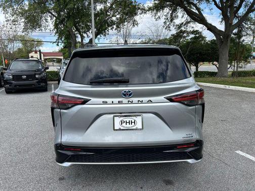 2022 Toyota Sienna XSE 7 Passenger