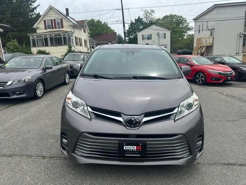 Predawn Gray Mica 2018 Toyota Sienna XLE