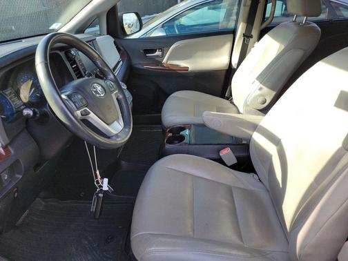 2018 Toyota Sienna XLE