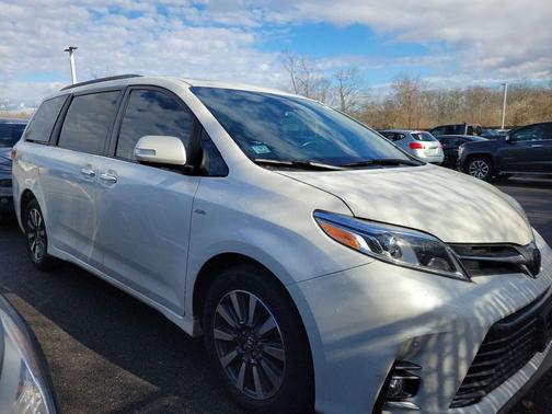 2018 Toyota Sienna XLE