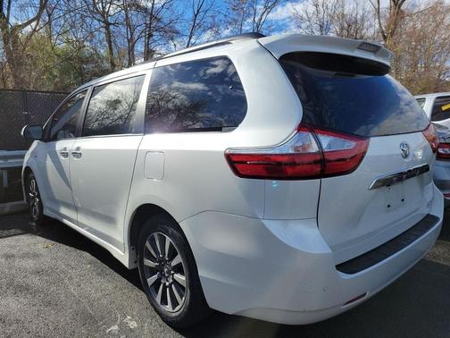 2018 Toyota Sienna XLE