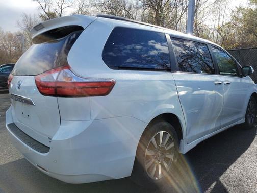 2018 Toyota Sienna XLE