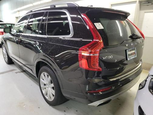 2016 Volvo XC90 T6 Momentum