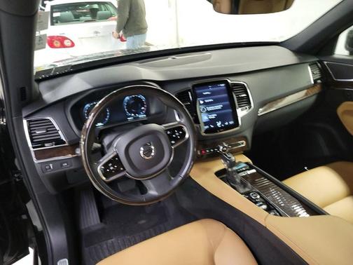 2016 Volvo XC90 T6 Momentum