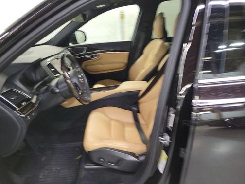 2016 Volvo XC90 T6 Momentum