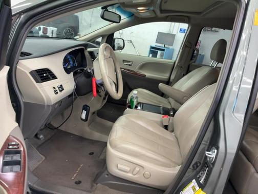 2014 Toyota Sienna XLE